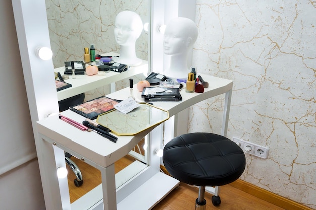 Foto spiegel met een tafel met make-up tools in een backstage
