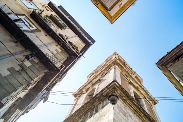 Spiegeling van de klokkentoren van de Santa Chiara-kerk in Napels