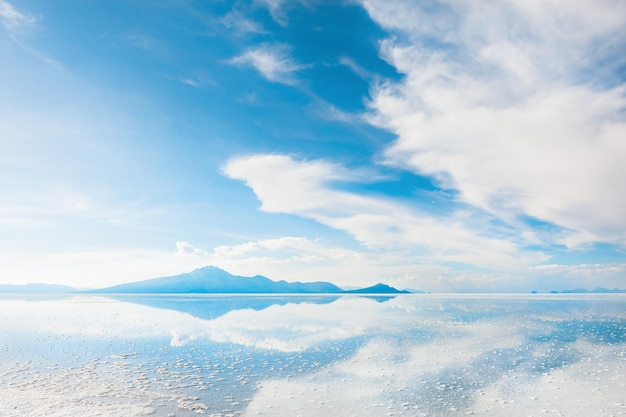 Spiegeloppervlak op de zoutvlakte Salar de Uyuni, Altiplano, Bolivia