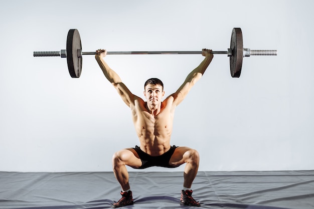 Foto spiermensentraining met barbell bij gymnastiek.