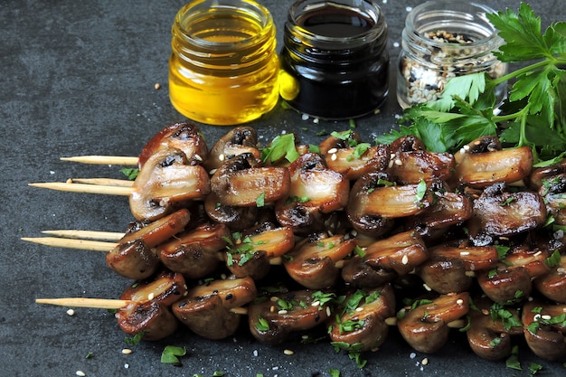 Spiesjes met champignons. balsamico gegrilde champignons. Veganistische champignonspiesjes met peterselie en knoflook.