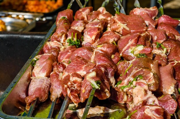 Spiesjes met rauw vlees over de houtskool. Sjasliek koken