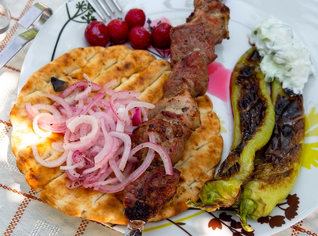 Spiesjes met spiesjes gebakken paprika en ingelegde kersen voor een feestmaal op een zomerse dag in Griekenland