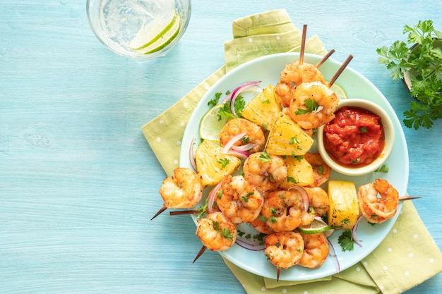 Spiesjes van geroosterde garnalen met een ananas