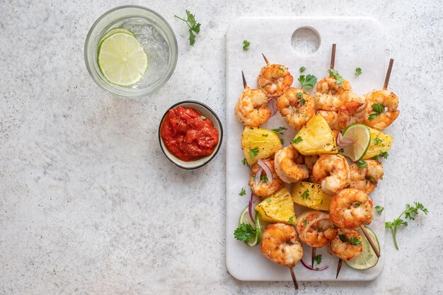 Spiesjes van geroosterde garnalen met een ananas