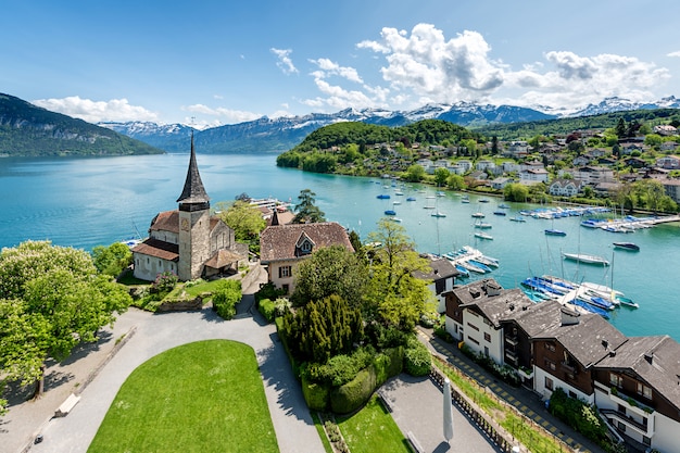 Замок Spiez с туристическим судном на озере Thun в Берне, Швейцарии.