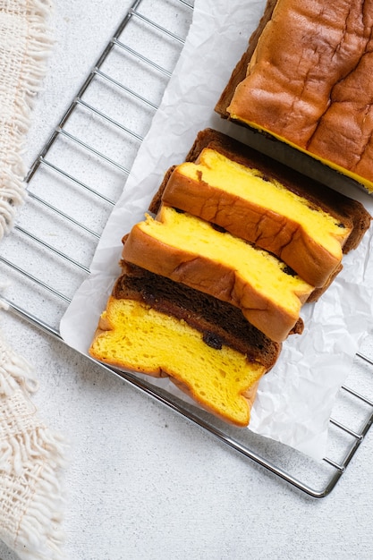 Spiku или Lapis Surabaya, многослойный торт из яичного желтка с клубничным джемом между ними, фотосессия Bright Mood
