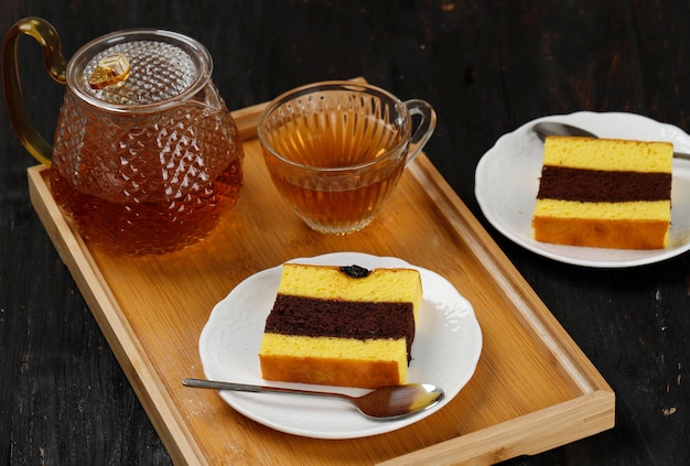 Photo spiku lapis surabaya three layer cake vanilla with chocolate in the middle every layer with jam usually served with tea