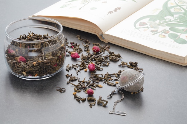 Пролил зеленый чай с розой на каменном столе