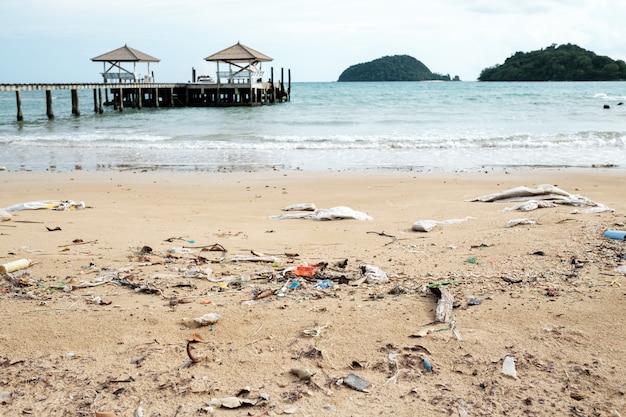 해변에 쏟아진 플라스틱. 생태 문제 개념