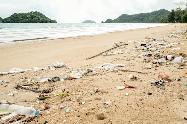 ビーチにこぼれたプラスチック。生態学的問題の概念