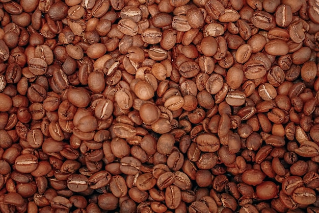 Пролитые жареные коричневые кофейные зерна
