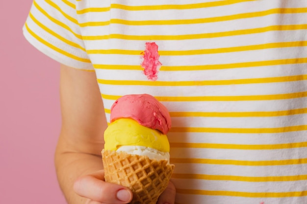 Foto rovesciare il gelato rosa sui vestiti. concetto di macchia di vita quotidiana.