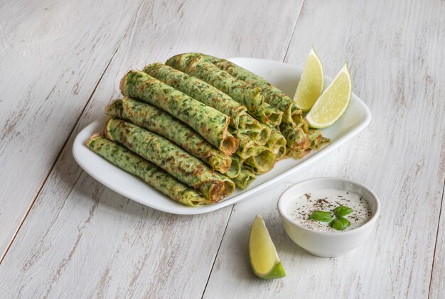 Photo spinach adai - indian green pancakes. vegetarian food.