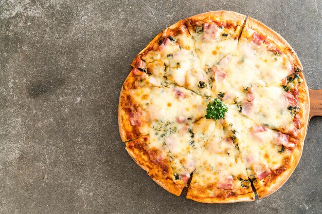 Foto pizza con spinaci e pancetta