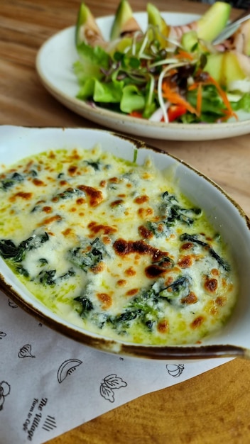 Foto formaggio al forno con spinaci antipasto di cibo italiano