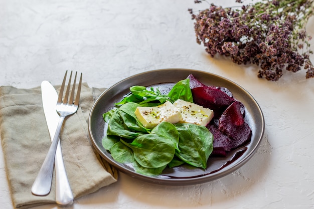 Foto insalata di spinaci e formaggio