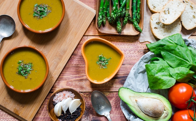 Spinach cream soup with asparagus,