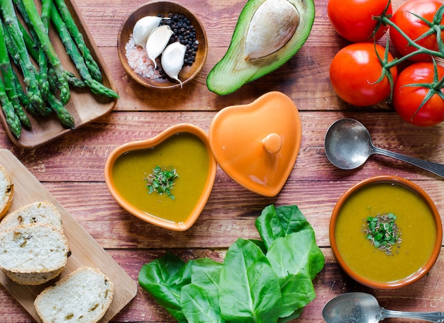 Spinach cream soup with asparagus,