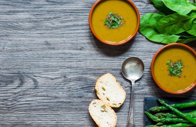 Spinach cream soup with asparagus,