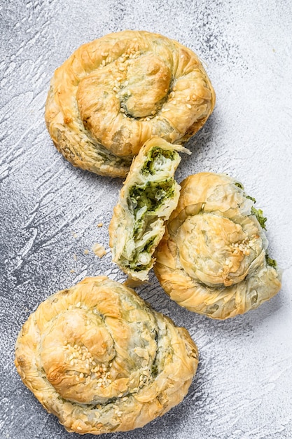 Foto spinaci e formaggio feta twist greek pie puff