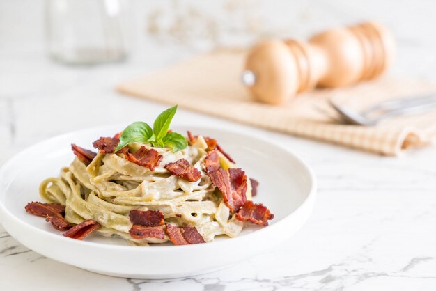 spinach fettuccine with cream cheese white sauce and bacon