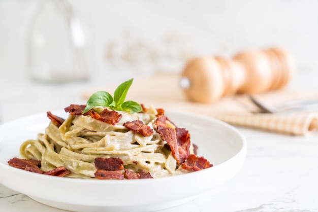 spinach fettuccine with cream cheese white sauce and bacon