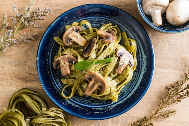 spinach fettuccine with mushroom