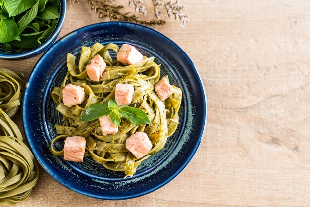 Foto fettuccine di spinaci con salmone