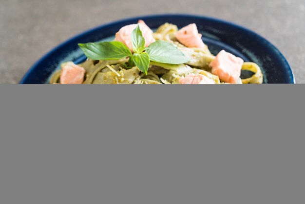 Photo spinach fettuccine with salmon