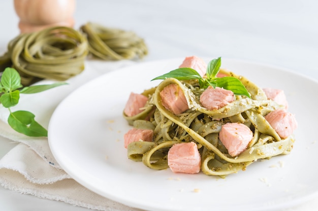 spinach fettuccine with salmon