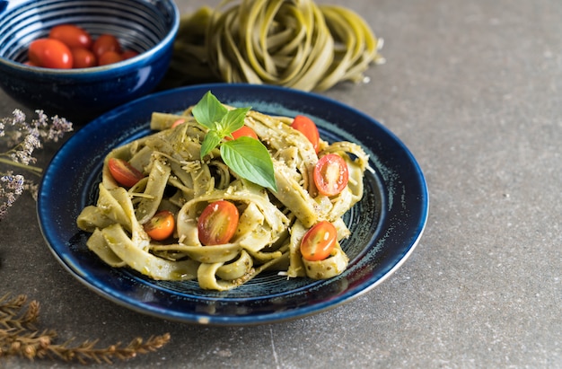 spinach fettuccine with tomatoes