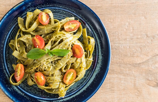 Photo spinach fettuccine with tomatoes