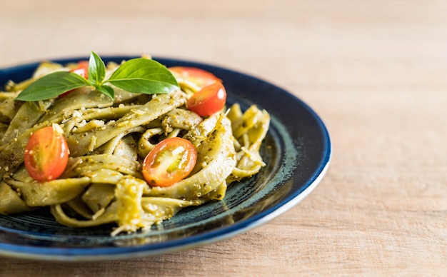 Foto fettuccine di spinaci con pomodori