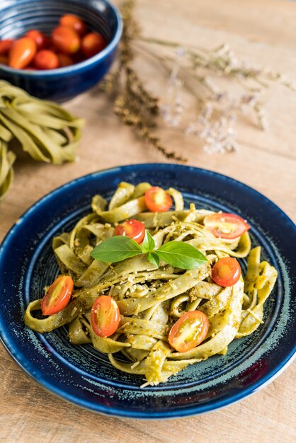 Foto fettuccine di spinaci con pomodori