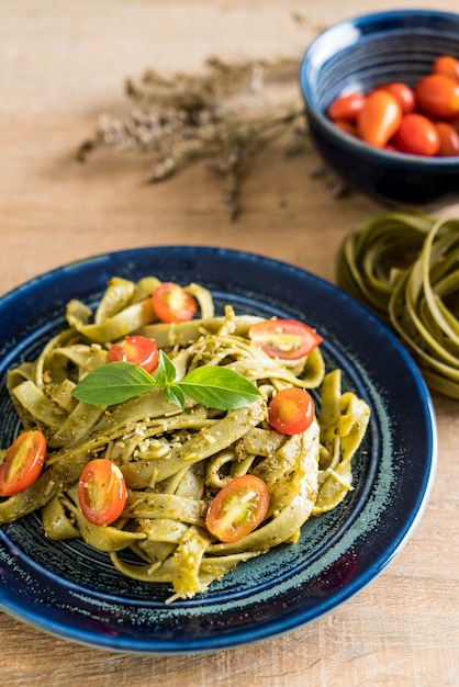 spinach fettuccine with tomatoes