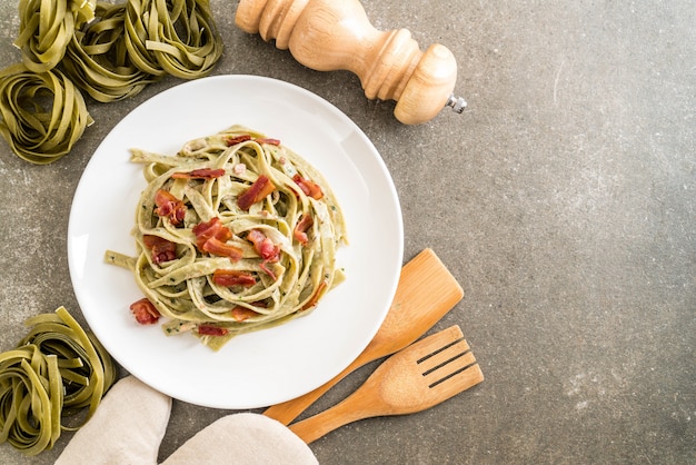 spinach fettuccini pasta with bacon