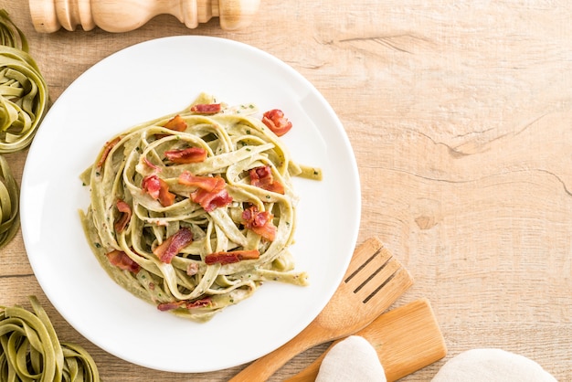 spinach fettuccini pasta with bacon