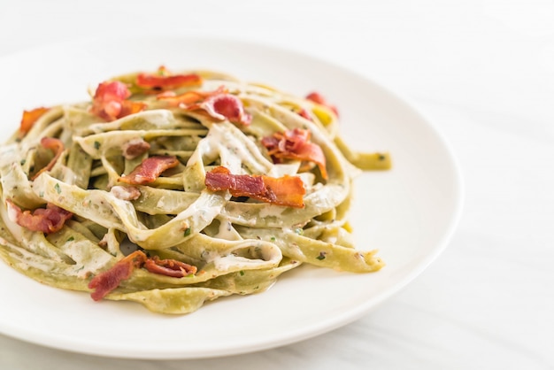 spinach fettuccini pasta with bacon