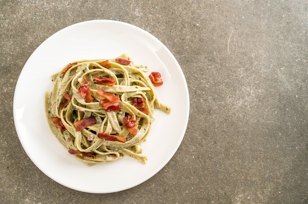 spinach fettuccini pasta with bacon