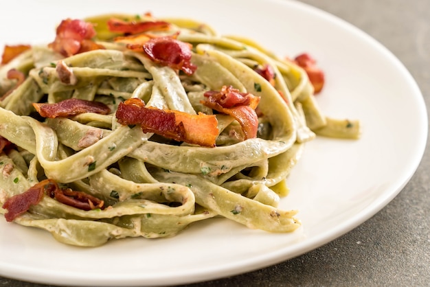 spinach fettuccini pasta with bacon