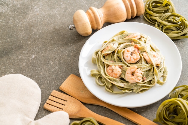 spinach fettuccini pasta with shrimp