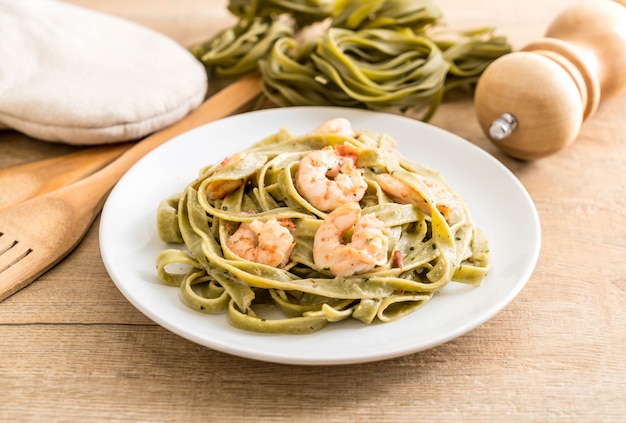 spinach fettuccini pasta with shrimp