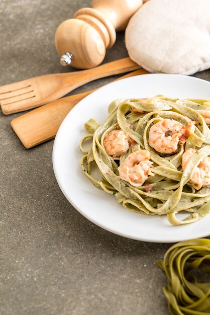 spinach fettuccini pasta with shrimp