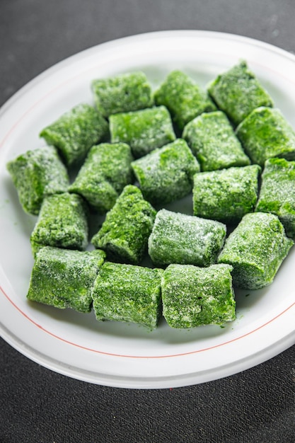 Photo spinach frozen cube semifinished fresh food tasty healthy eating cooking meal on the table