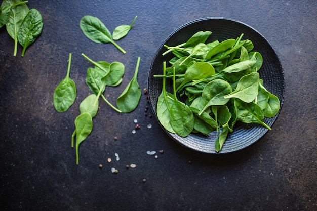 Spinaci verdi foglie succose insalata biologica porzione porzione