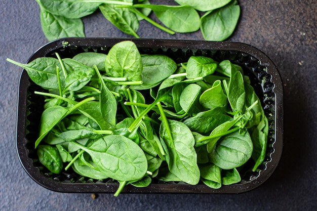 Шпинат зеленые сочные листья размер порции органический салат