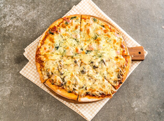 Photo spinach and mushroom pizza