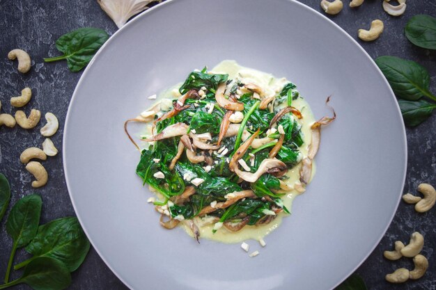 Insalata di spinaci e funghi ostrica, menu ristorante, ricetta, schiena scura