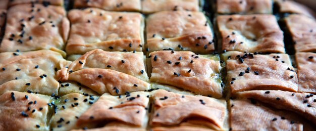 Foto torta di spinaci spanakopita greca con sfondo fillo